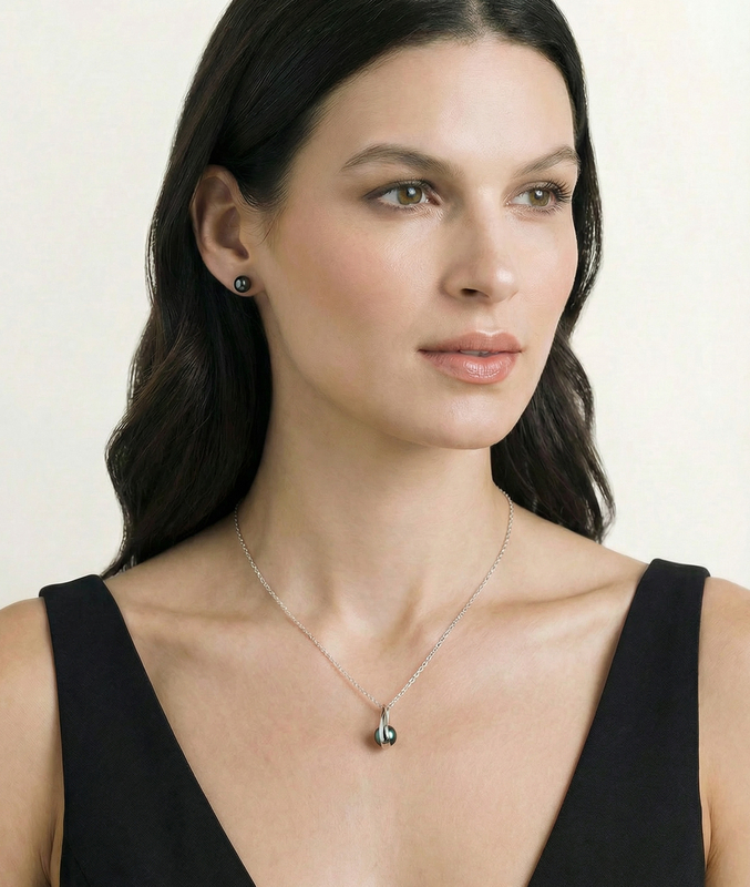 14K Gold Tahitian South Sea Pearl Regina Pendant - Model Image